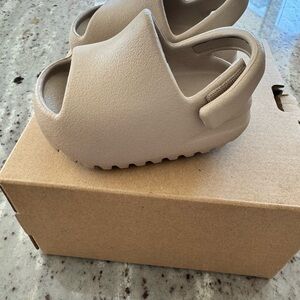 Yeezy Kids Sandals in Beige